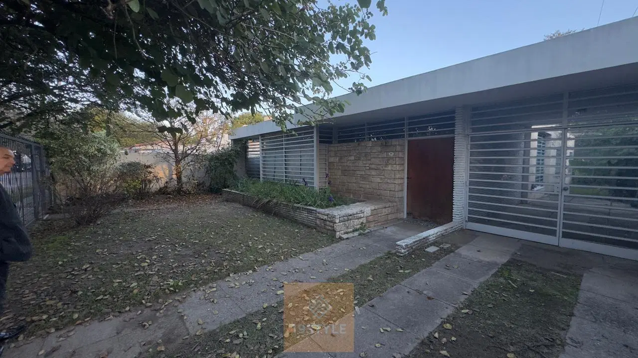 CASA A LA VENTA EN CERRO DE LAS ROSAS 4 DORMITORIOS 3