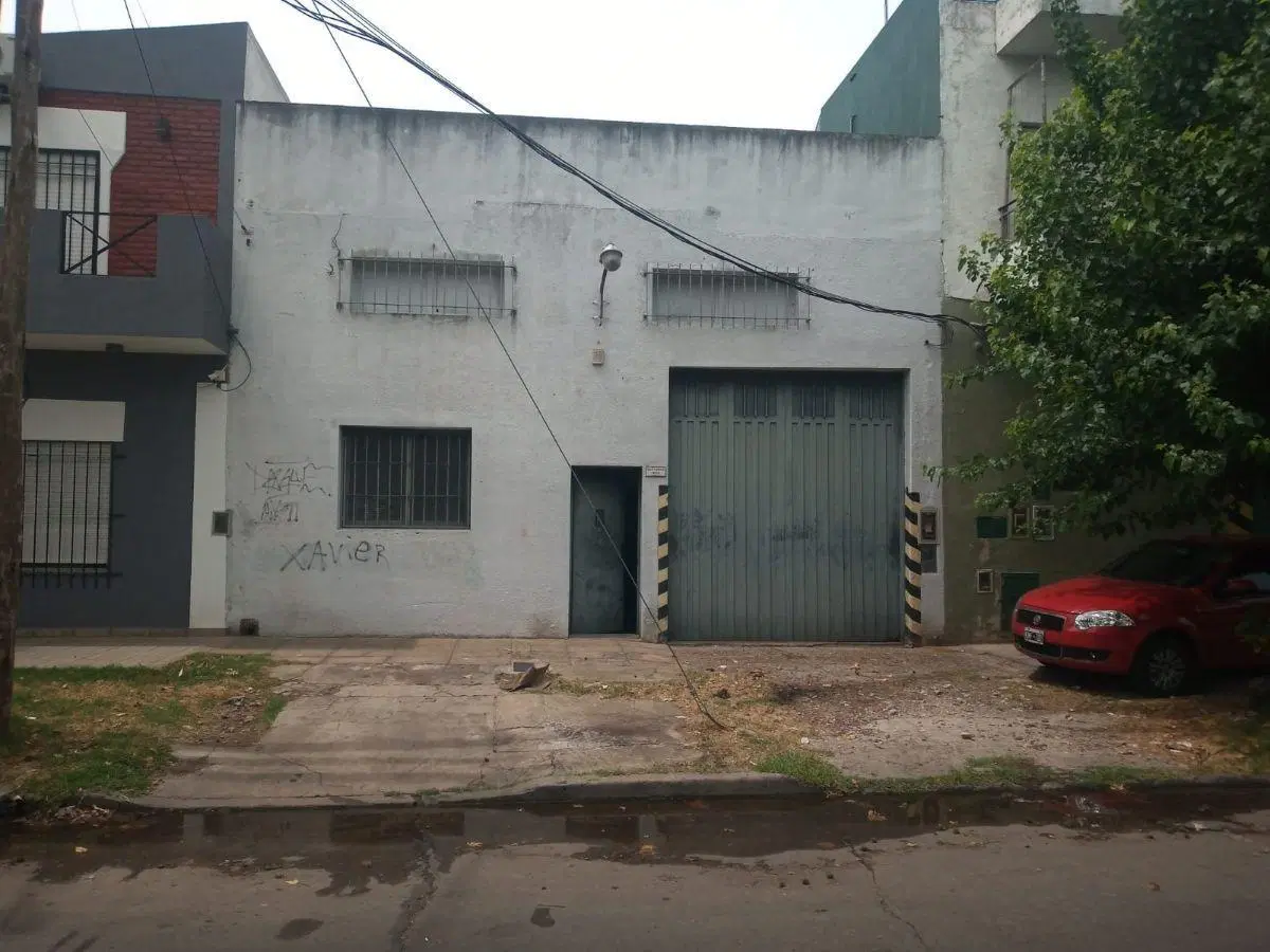 Muy Buen Galpón de 260 m² en Alquiler en Villa Luzuriaga 2