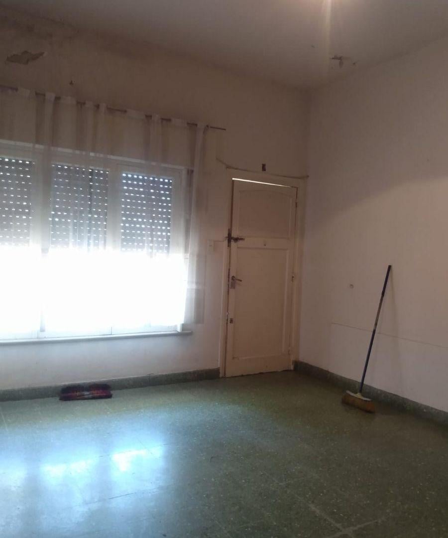 Foto de OPORTUNIDAD EN CASTELAR NORTE CASA A REFACCIONAR -300 m2 LOTE, imagen 1