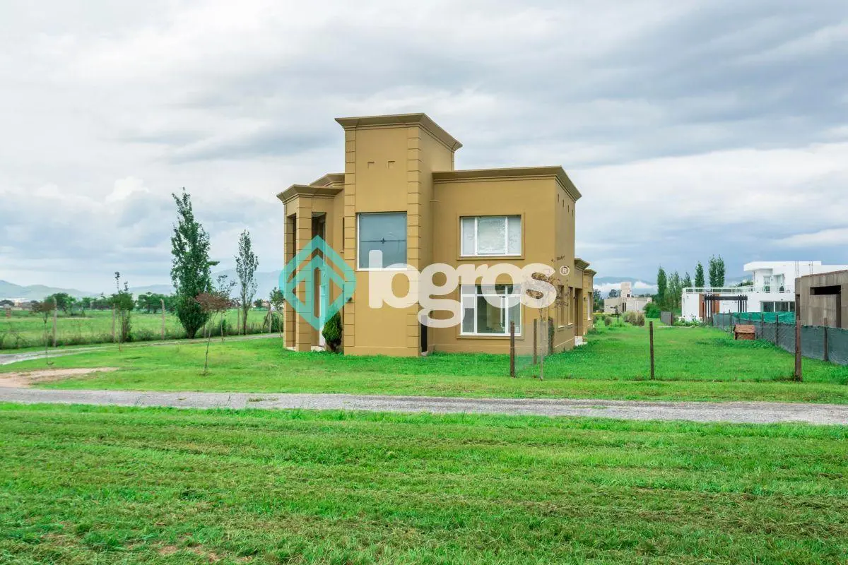 Casa en venta de 5 dormitorios en Club de Campo Ojimoro, Salta 2