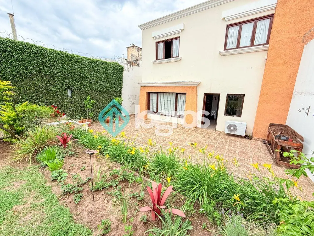 Casa en venta con cochera en macrocentro 4