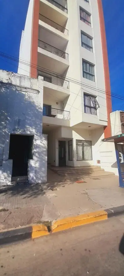Se alquila local comercial calle Echague 1