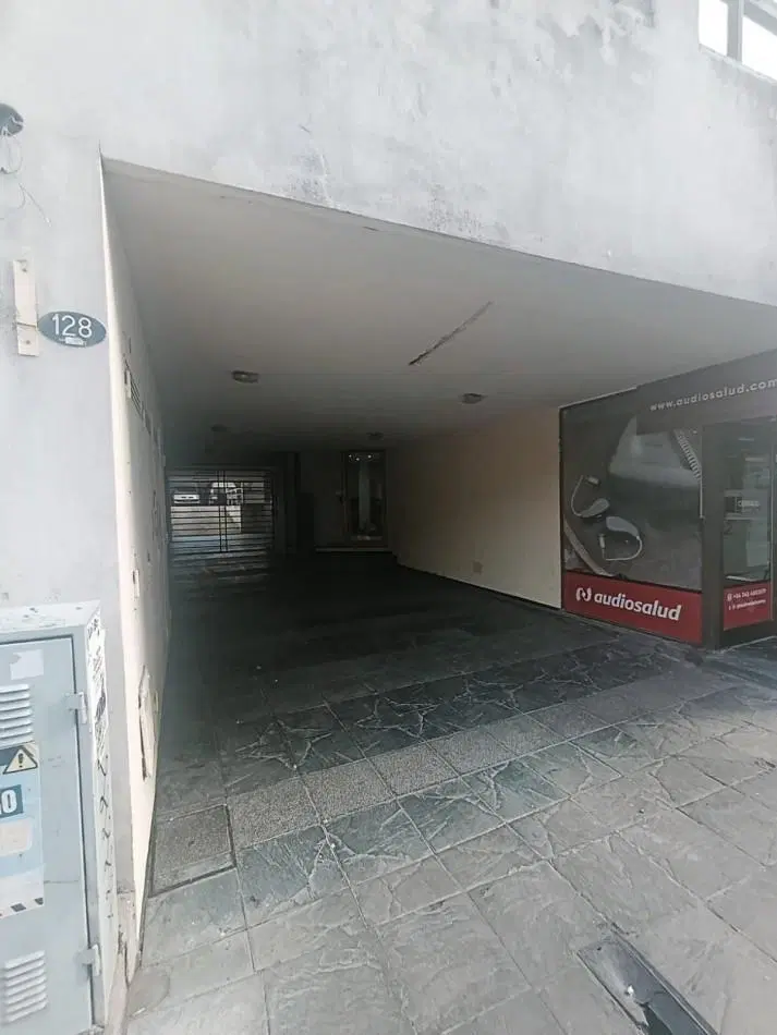 Alquilo cochera en calle Andres Pazos 128 frente a caja de Jubilaciones y una cuadra de peatonal 4
