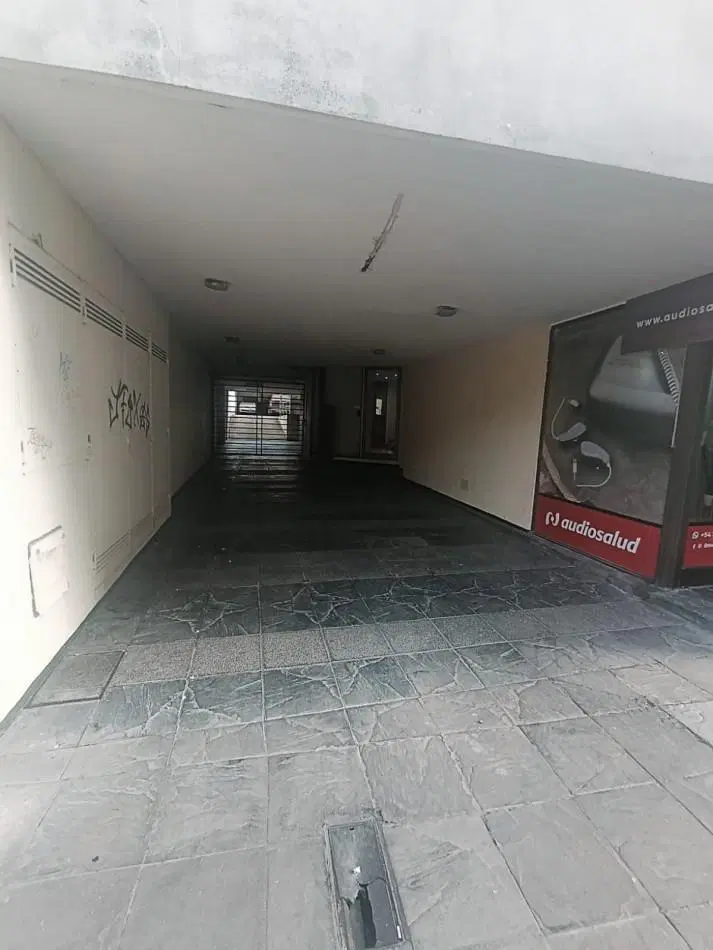 Alquilo cochera en calle Andres Pazos 128 frente a caja de Jubilaciones y una cuadra de peatonal 5