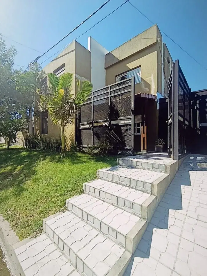 Casa en esquina con pileta y quincho - Zona Escuela de Policia, Parana 2