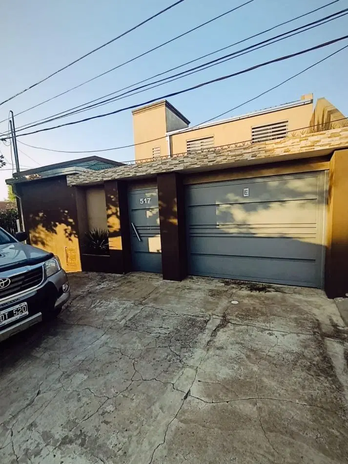 En venta exclusiva y exquisita casa de 3 dormitorios con pileta zona Brown y Grella 2