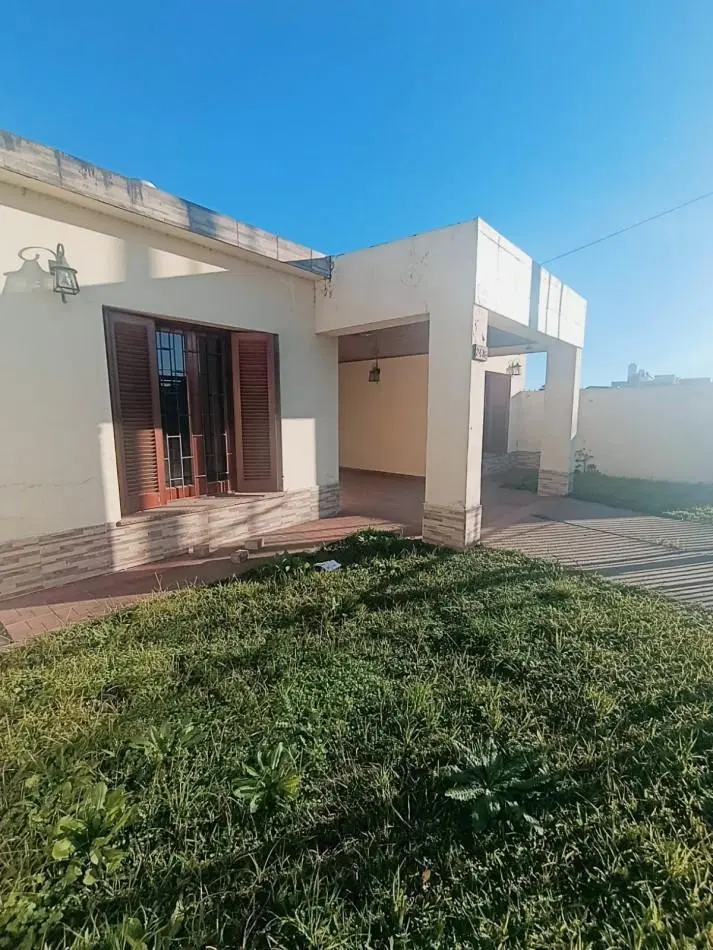 En venta casa 3 dormitorios en principal avenida de la ciudad zona Sur apta credito hipotecario 5