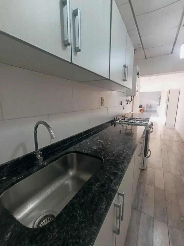 En venta hermosa casa 3 dormitorios con local comercial zona barrio Vairetti 5