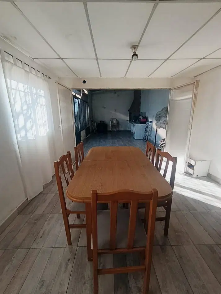 En venta hermosa casa 3 dormitorios con local comercial zona barrio Vairetti 2