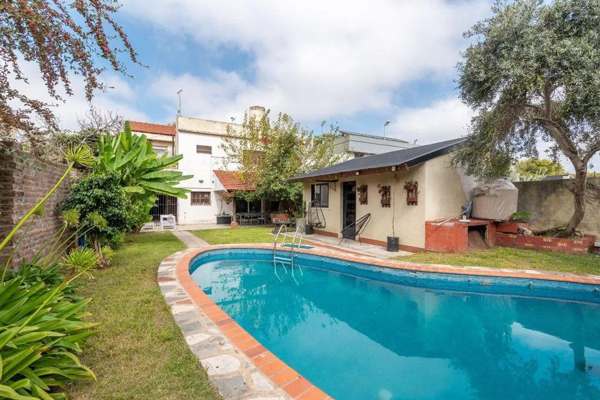 CASA 6 AMBIENTES VENTA LOMAS DE ZAMORA PILETA 5