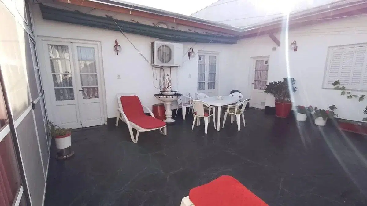 Casa 4 ambientes + local y coch. venta en Pompeya 4