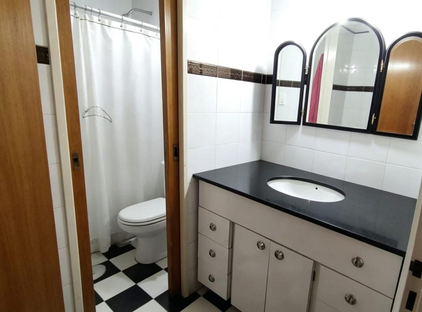 Foto de Casa 4 ambientes + local y coch. venta en Pompeya, imagen 3
