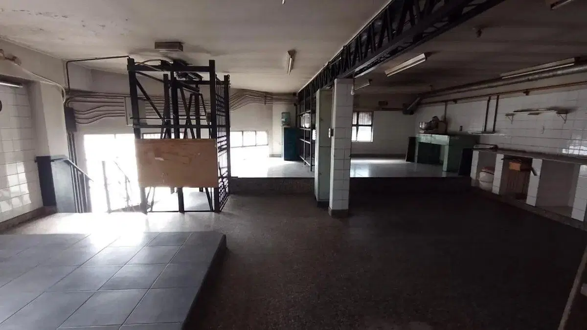 Casa 4 ambientes + local y coch. venta en Pompeya 5
