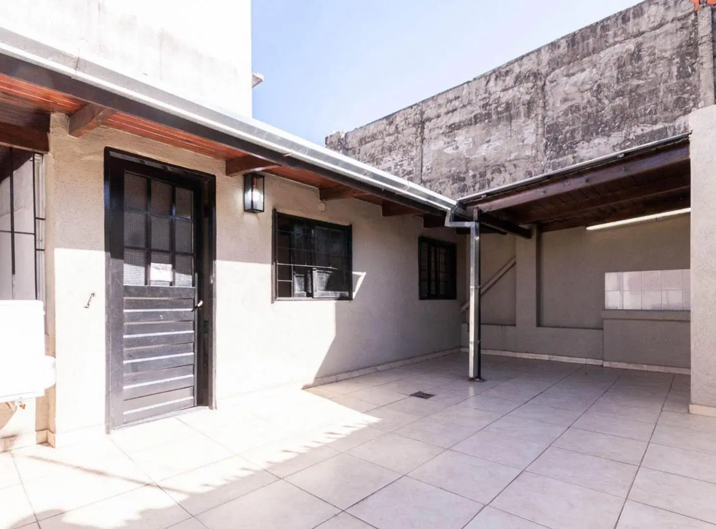CASA 4 AMB VENTA  EN AVELLANEDA C/COCHERA Y QUINCH 4