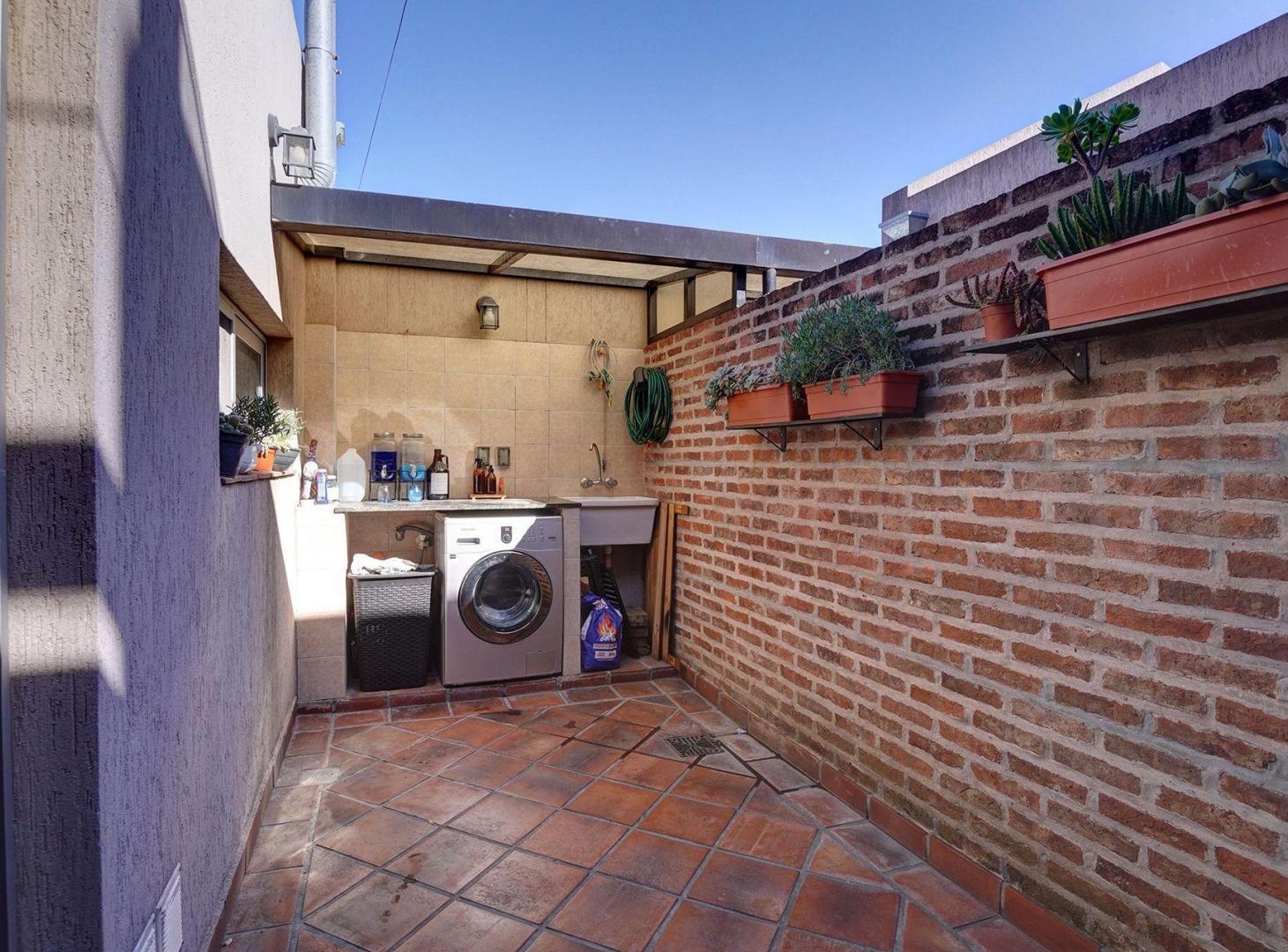 Foto de PH 4 AMB EN VENTA EN LOMAS DEL MIRADOR CON PATIO, imagen 2