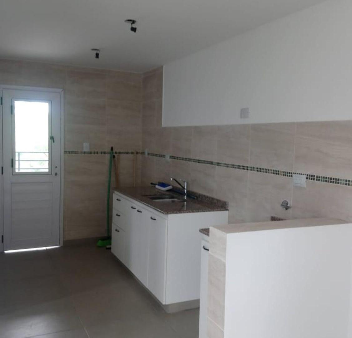 Foto de Departamento 2 amb venta Luis Guillón con cochera, imagen 5