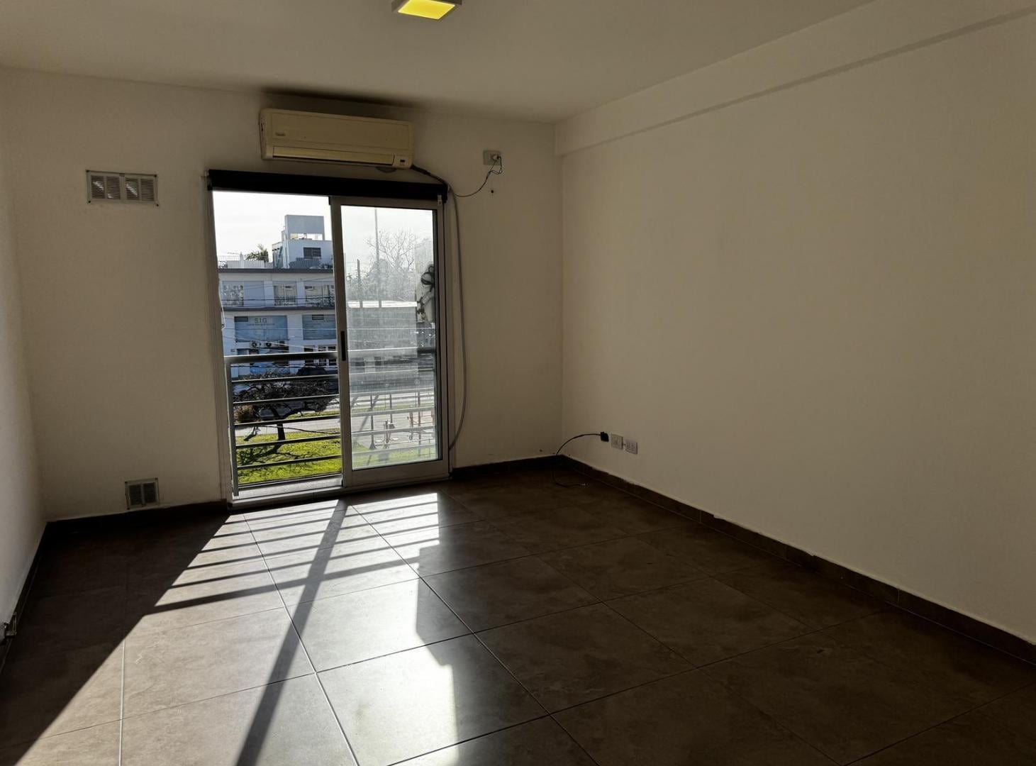 Foto de ALQUILER DEPARTAMENTO 2 AMBIENTES CON COCHERA Y TERRAZA - HAEDO NORTE, imagen 2