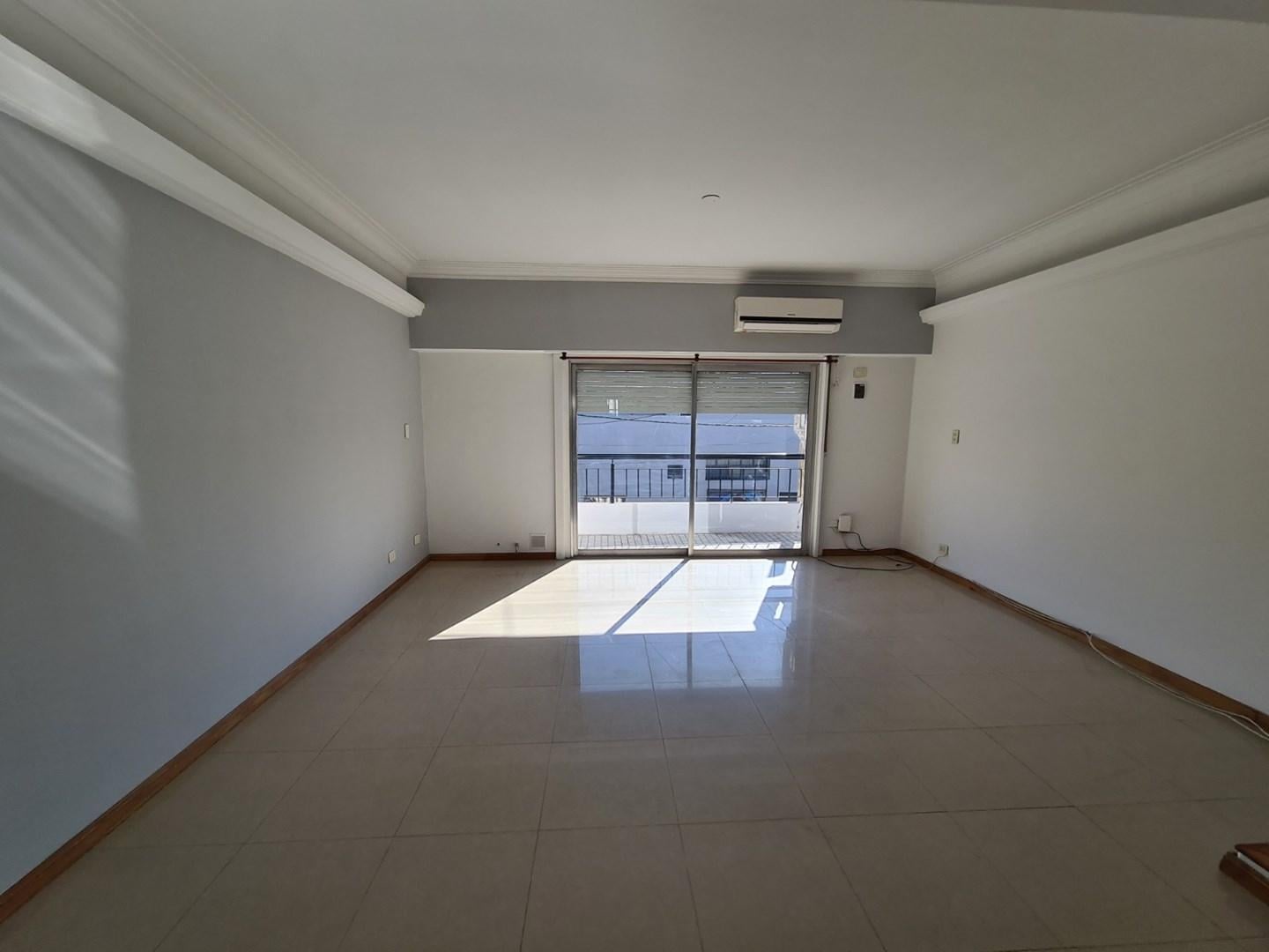 Foto de Casa 3 ambientes y Deposito en Venta ubicado en Lanus Este, imagen 2
