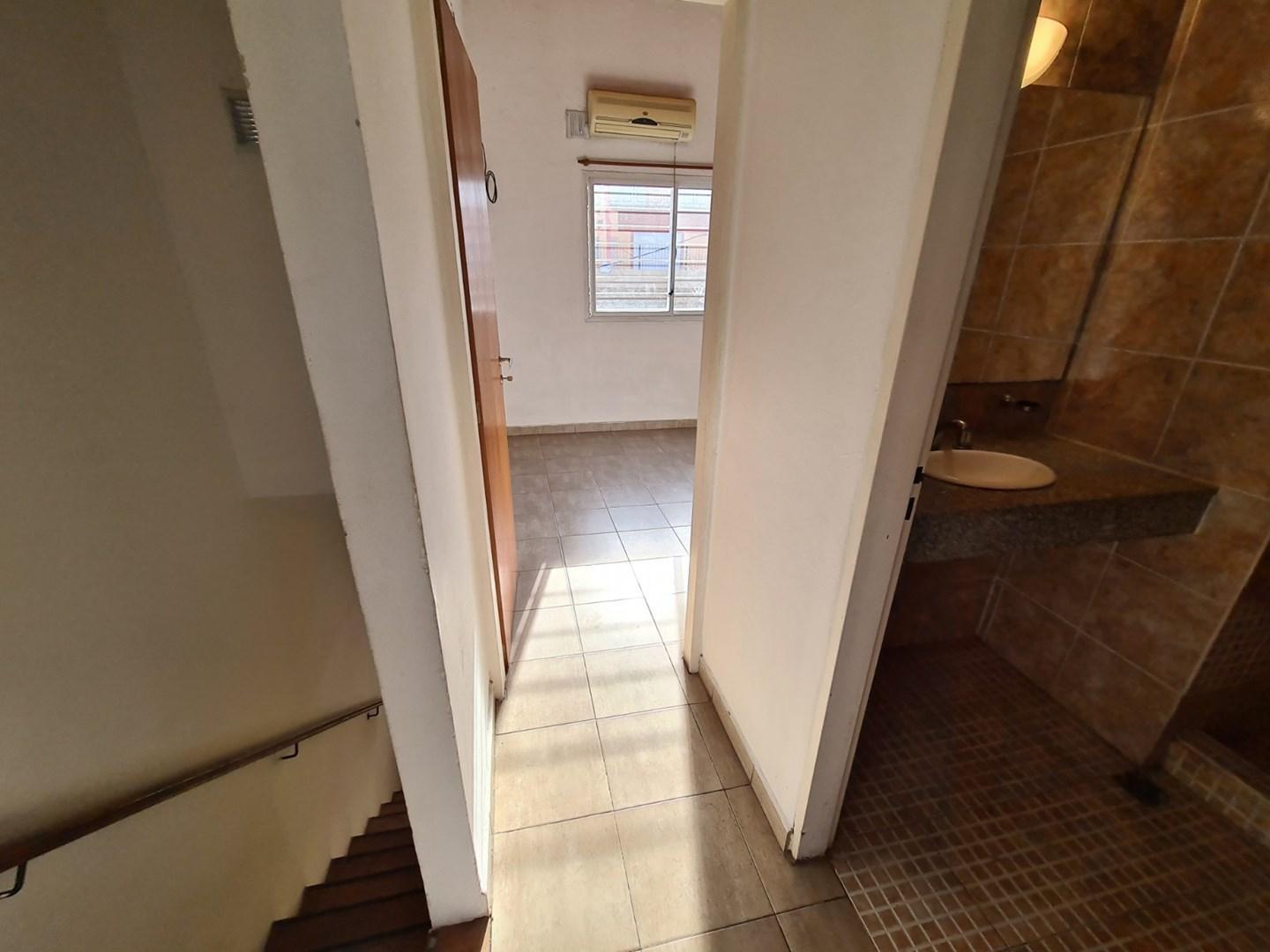 Foto de Duplex 3 ambientes con cochera en Lanus este, imagen 5