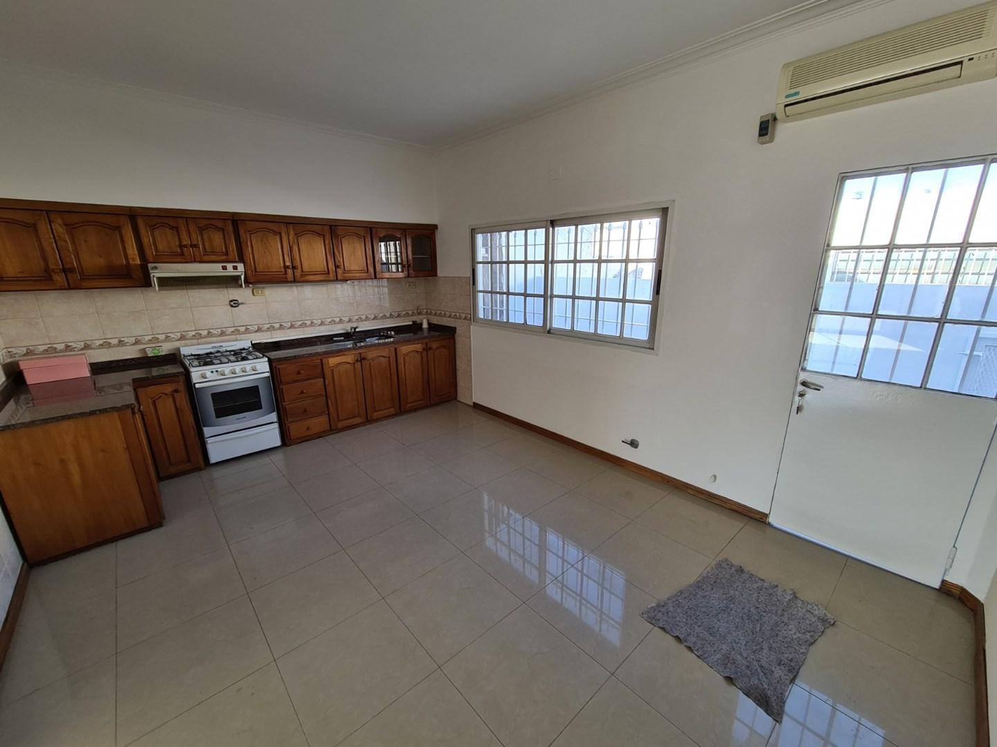 Foto de casa en planta alta con galpon planta baja Venta Lanus Este, imagen 5