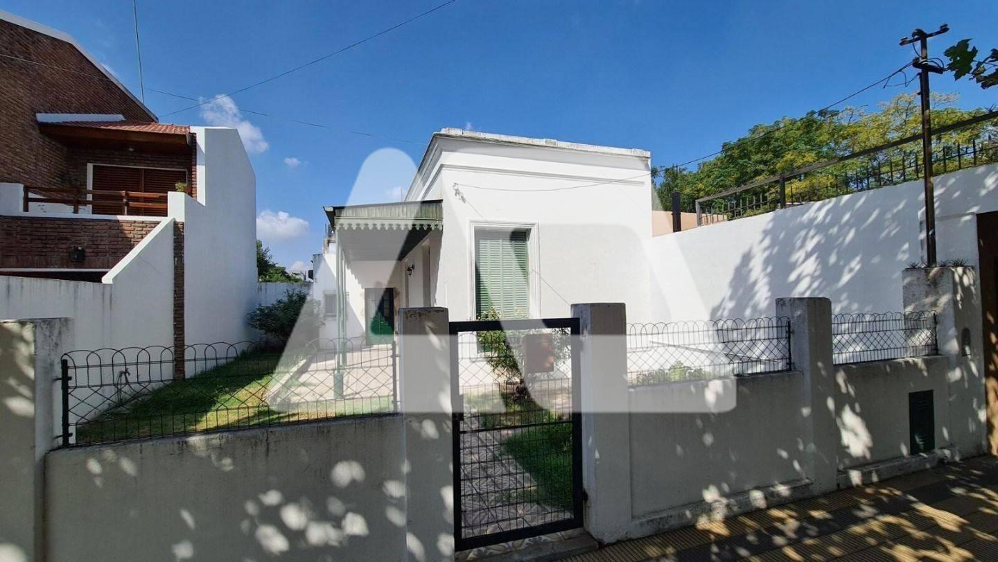 Foto de Casa Chalet en Venta en Remedios De Escalada, Lanús, G.B.A. Zona Sur, imagen 1