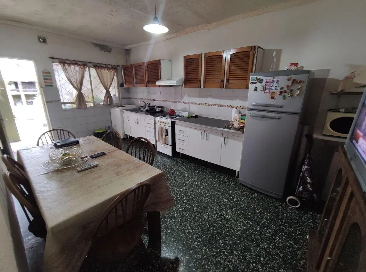 Venta de casa a reciclar en inmejorable ubicación, Wilde Centro 5