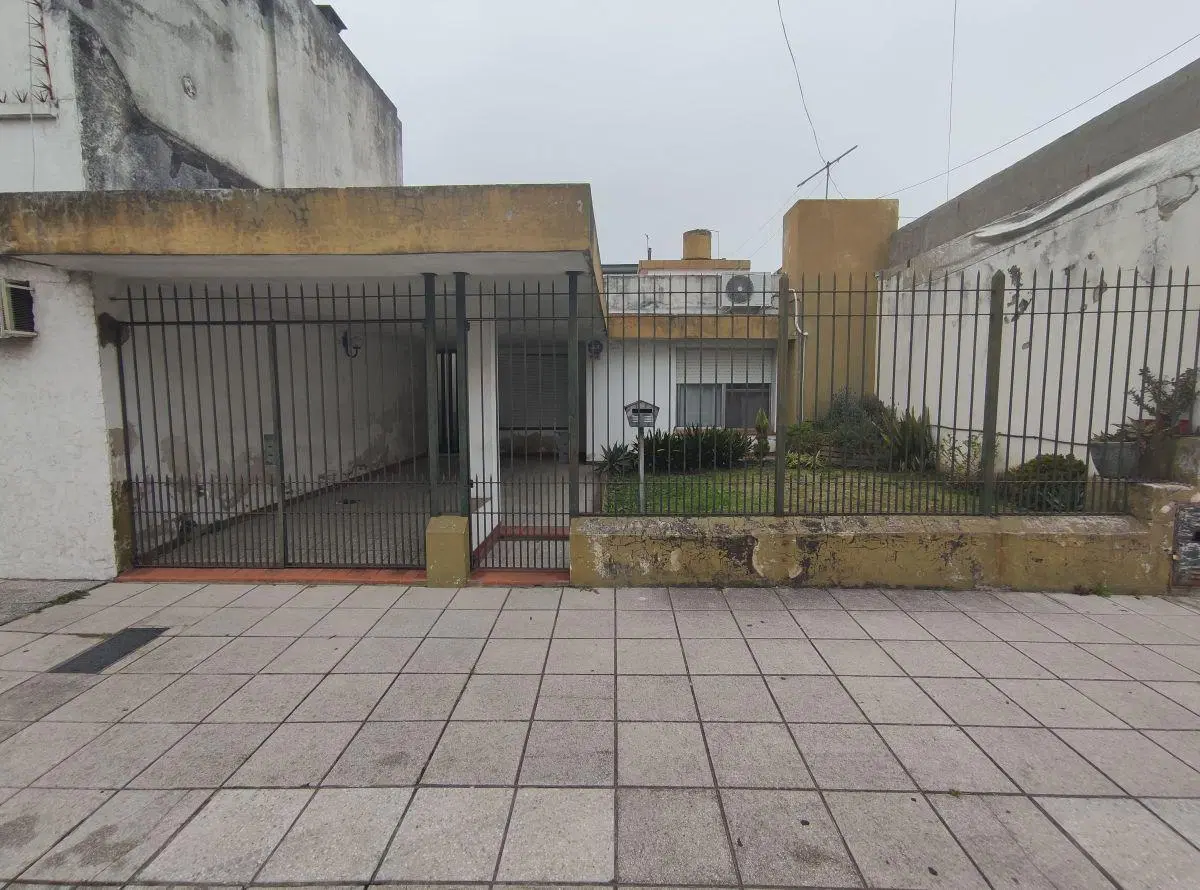 Venta de casa a reciclar en inmejorable ubicación, Wilde Centro 3