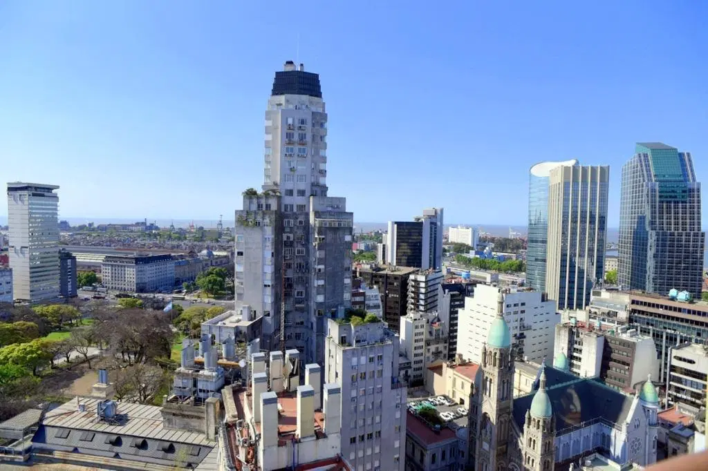 Departamento en  M. T. De Alvear y Florida.  Frente  hotel Plaza y Plaza San Martin. 2