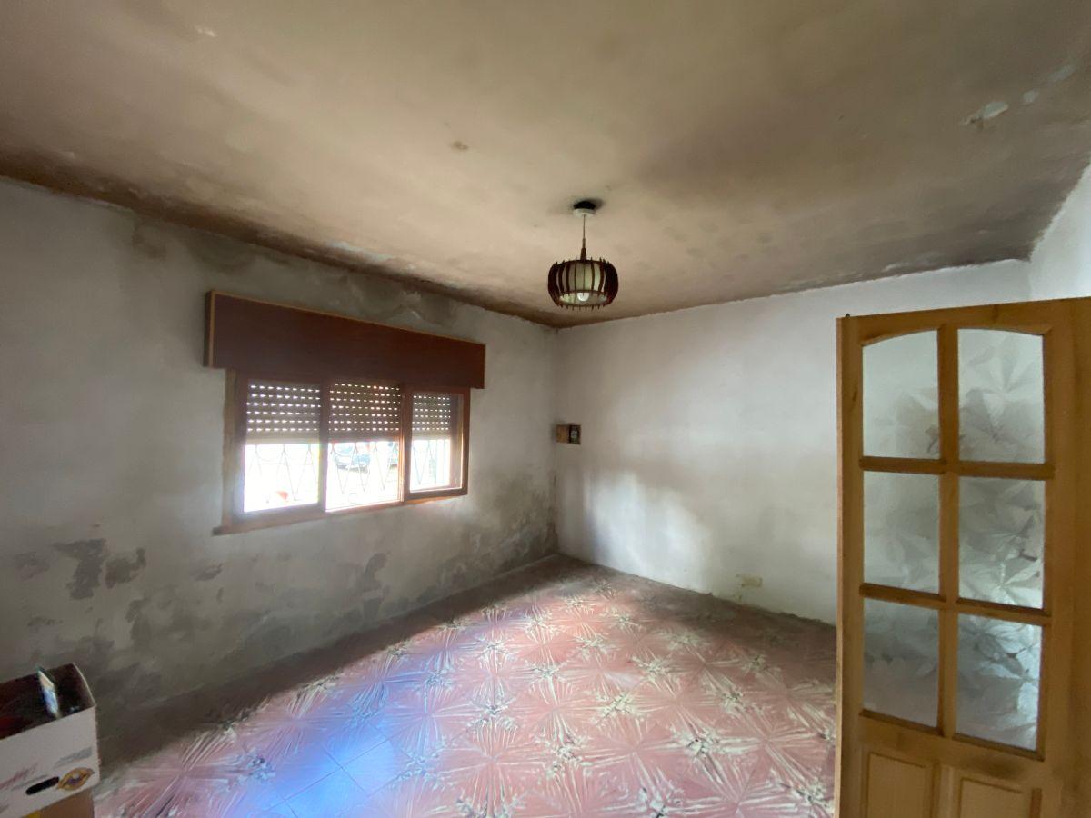 Casa a reciclar, en gran lote, con local. Mucho potencial!