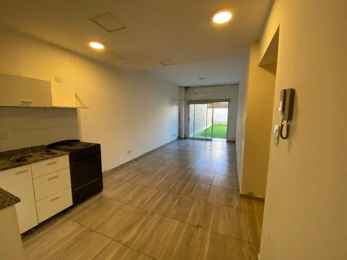 Gran Depto 2 ambientes con patio y cochera 5
