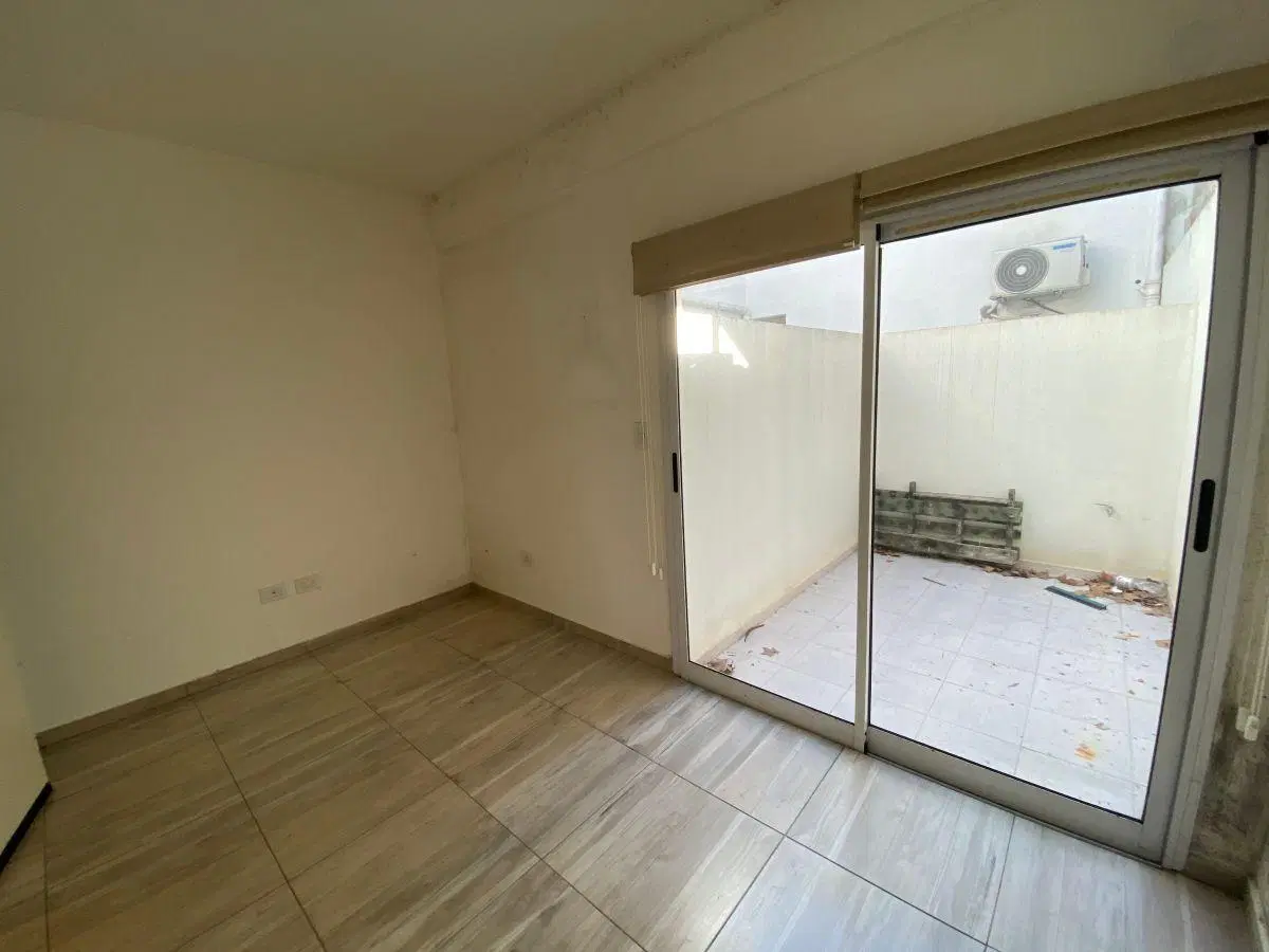 Gran Depto 2 ambientes con patio y cochera 8