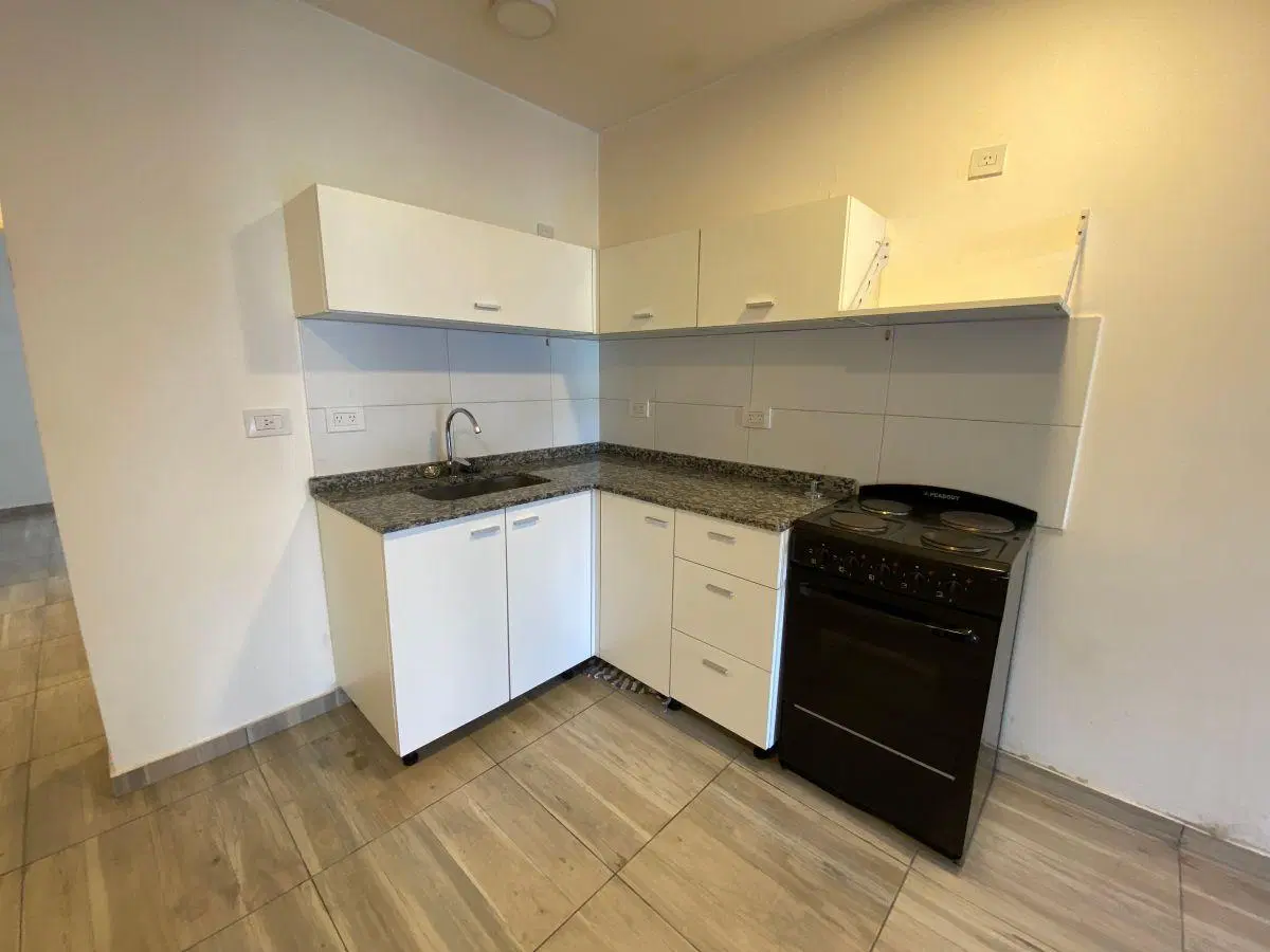 Gran Depto 2 ambientes con patio y cochera 4
