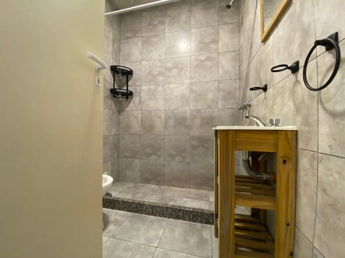 Gran Depto 2 ambientes con patio y cochera 2