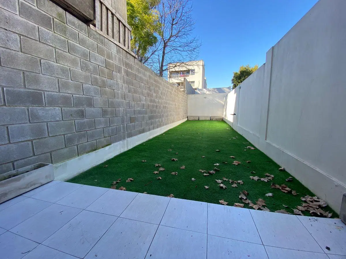 Gran Depto 2 ambientes con patio y cochera 2