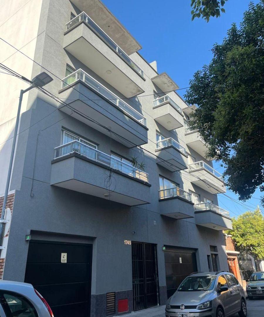 Departamento 2 ambientes al frente con Balcon y cochera