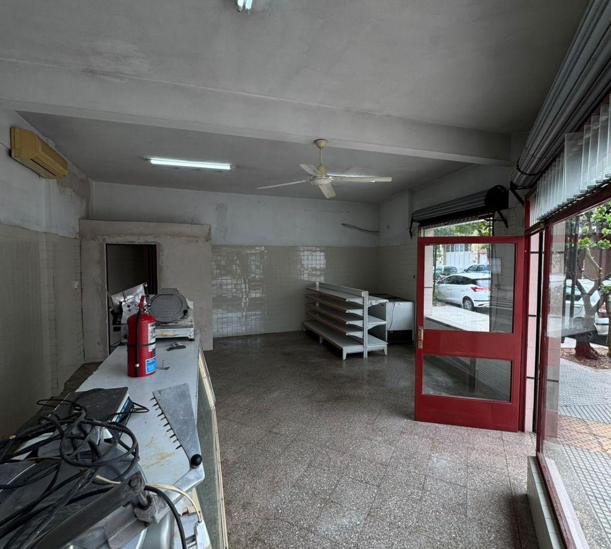 Foto de Local de 44 m² esquina en alquiler en Monte Castro, imagen 2