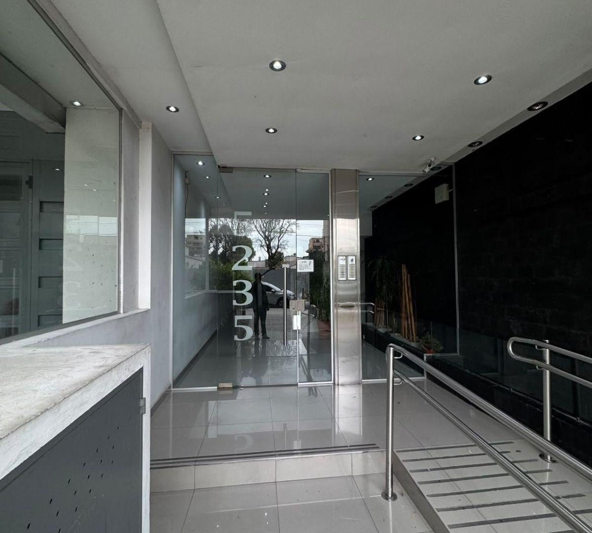 Foto de Departamento monoambiente al frente con balcon 30m2 en monte castro, imagen 2
