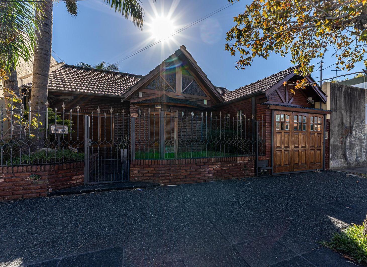 Casa en VENTA en Villa Luzuriaga con Pileta y Quincho