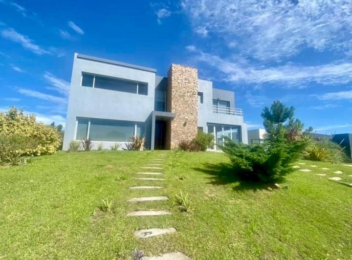 Casa en alquiler en costa esmeralda con pileta climatizada 1