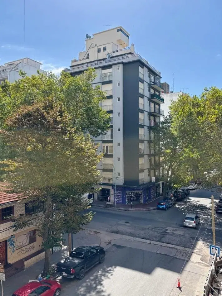 DEPARTAMENTO DE 2 AMBIENTES CON BALCON A LA CALLE EN ZONA ALDREY 3