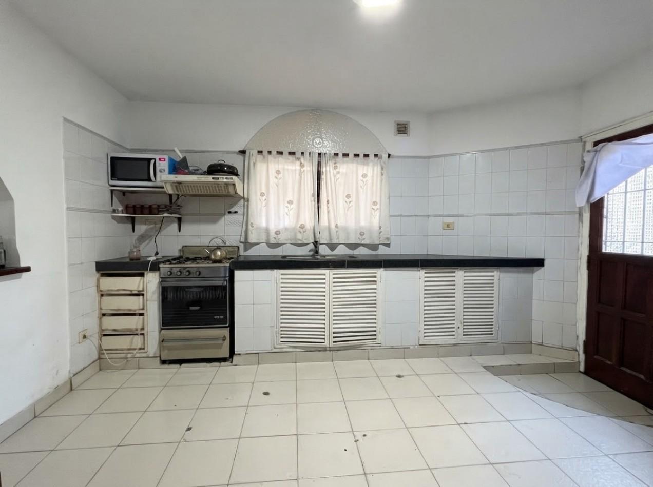 Foto de Chalet 4 Ambientes en 2 Plantas con Amplio Parque y Cochera Semicubierta, imagen 2