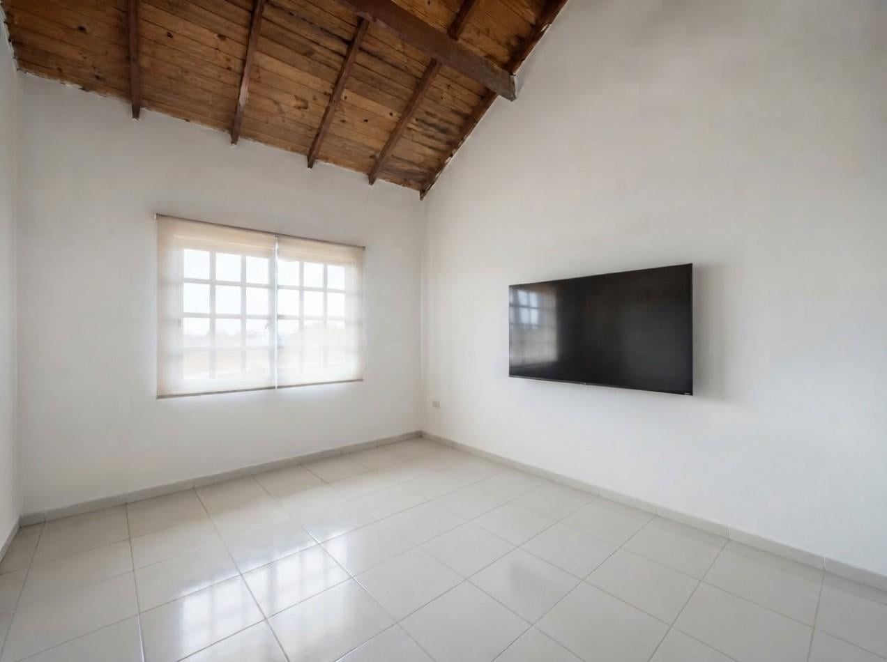 Foto de Chalet 4 Ambientes en 2 Plantas con Amplio Parque y Cochera Semicubierta, imagen 1