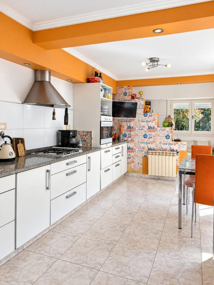 Foto de Chalet 5 Ambientes a 100 Metros del Mar - 4 Dormitorios - Garage para 2, imagen 2