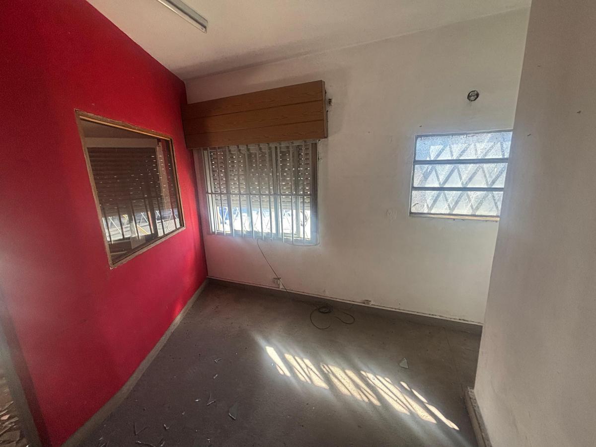 Local Comercial en Venta, Excelente Ubicación, Apto Credito - Morón, Zona Oeste 4