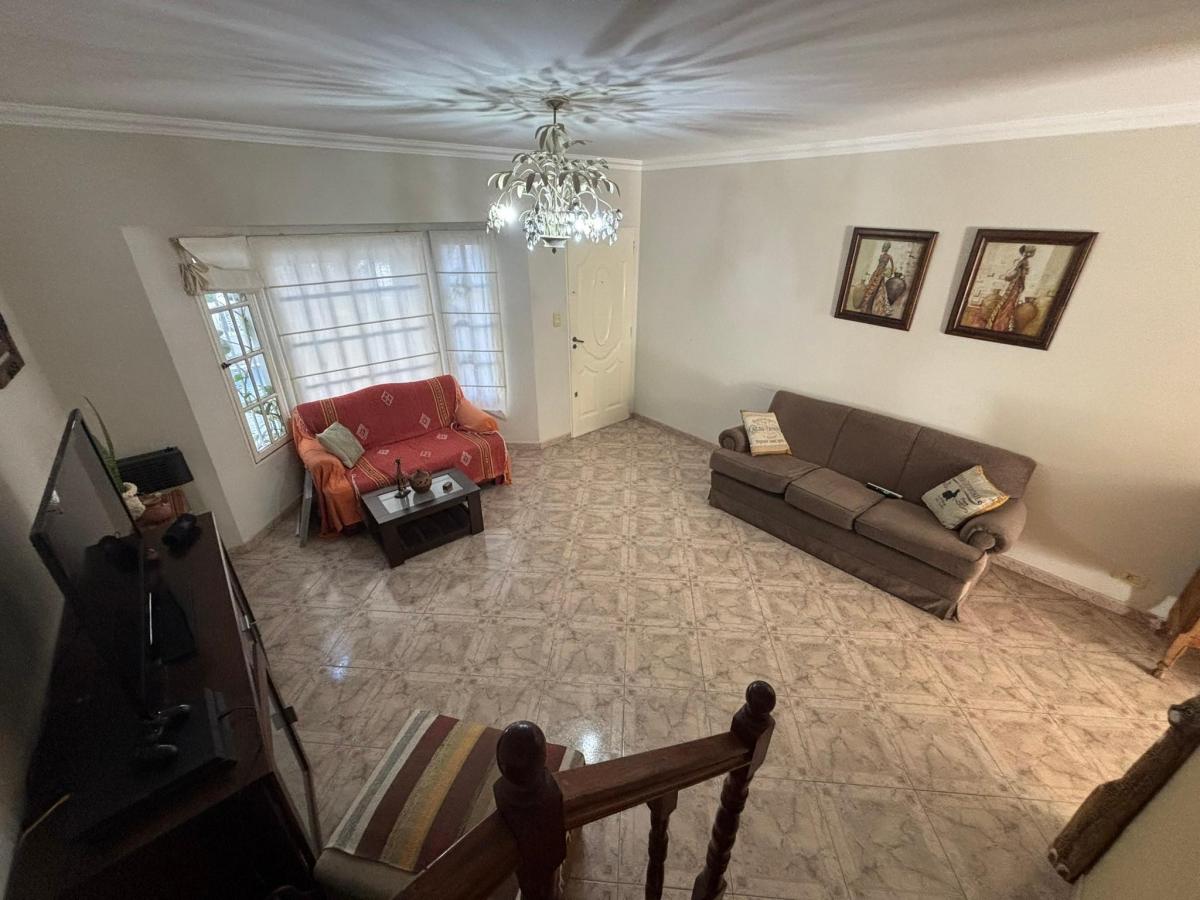 Foto de Tríplex 4 Ambientes- Excelente Estado,Apto Crédito,Cochera, imagen 2