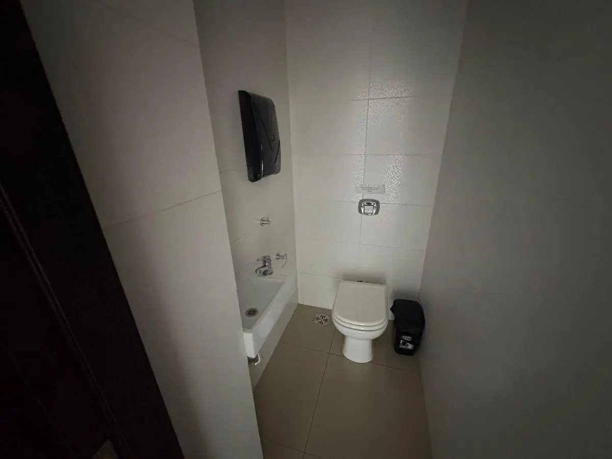Oficina Comercial en Alquiler - Morón Premium - 4 Ambientes - 2 Cocheras - 4 Baños - Morón Centro 4