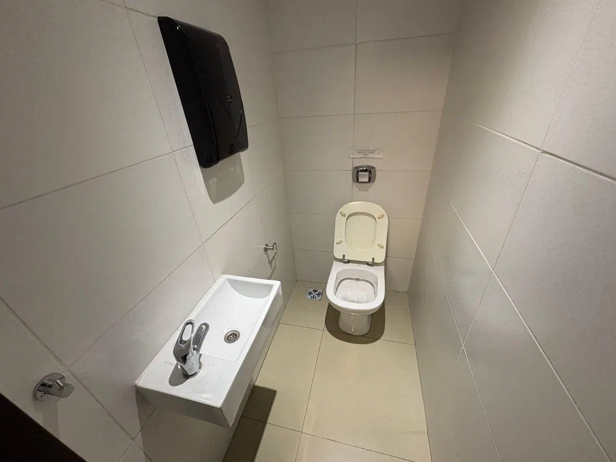 Oficina Comercial en Alquiler - Morón Premium - 4 Ambientes - 2 Cocheras - 4 Baños - Morón Centro 4