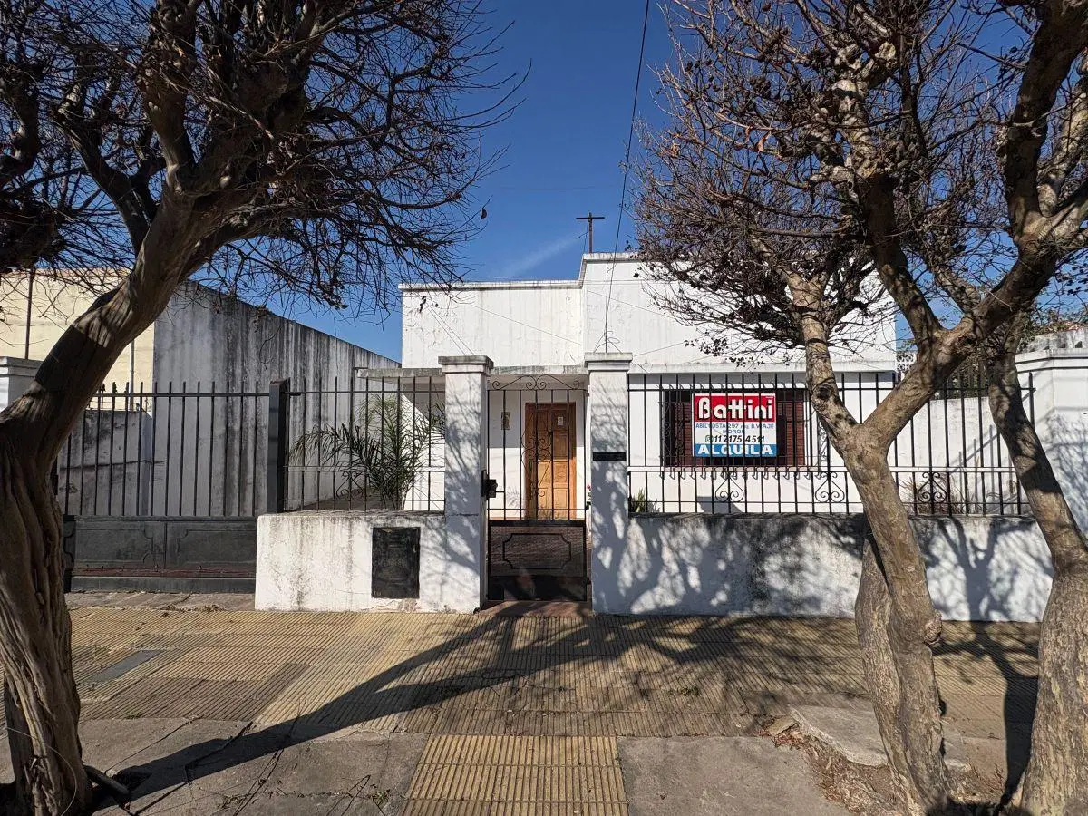 Casa 3 Ambientes en Alquiler - Cochera Cubierta - Fondo Libre - Terraza - Morón Sur 1