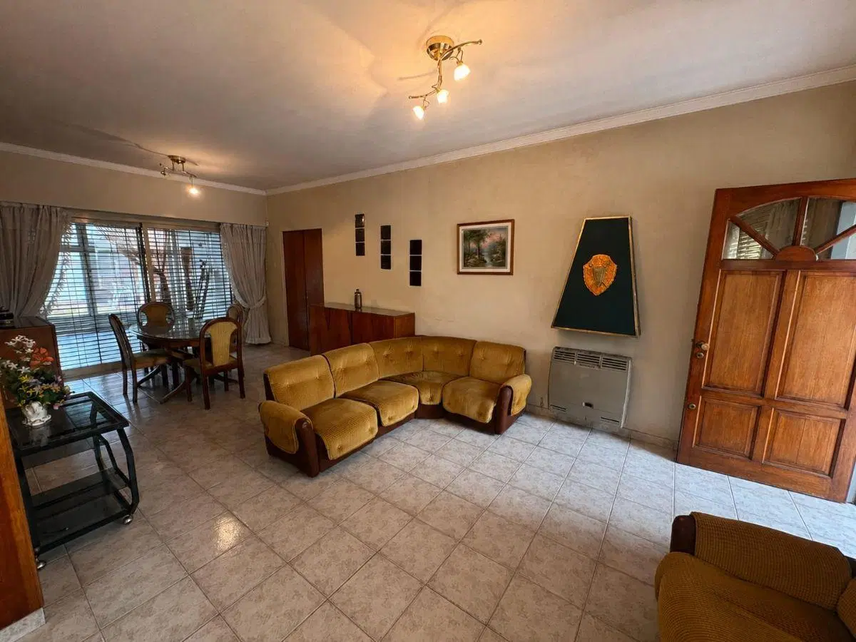 Chalet 3 Ambientes en Venta - Apto Crédito - Parque - Quincho con Parrilla - 247m2 - Castelar Centro 3