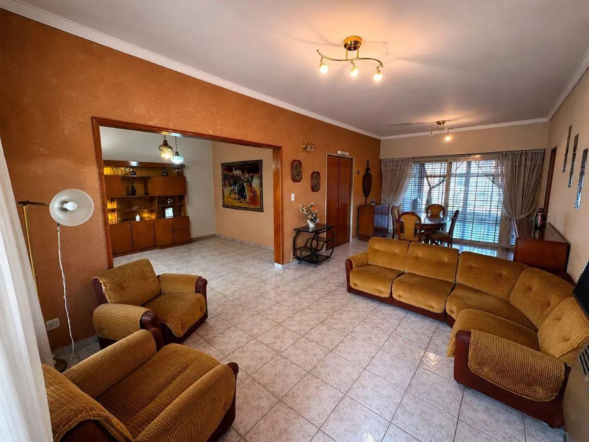 Chalet 3 Ambientes en Venta - Apto Crédito - Parque - Quincho con Parrilla - 247m2 - Castelar Centro 5